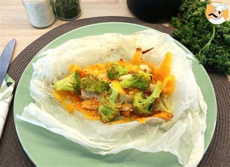 Habitualmente el papillote se cocina al horno pero francamente para una sola persona me parece se coloca el papillote en una sartén, se cubre con la tapa (no hace falta añadir agua, créeme). Pollo en papillote (fácil y saludable), Receta Petitchef