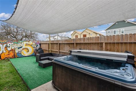 Hideaway In The Nickel Hot Tub Townhouses For Rent In Houston