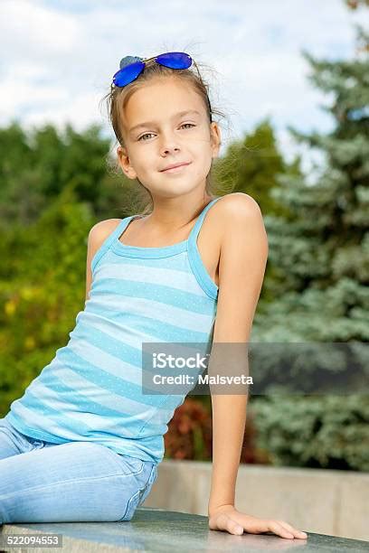 Porträt Schöne Kleine Mädchen Stockfoto Und Mehr Bilder Von Blau Blau Braunes Haar Bunt