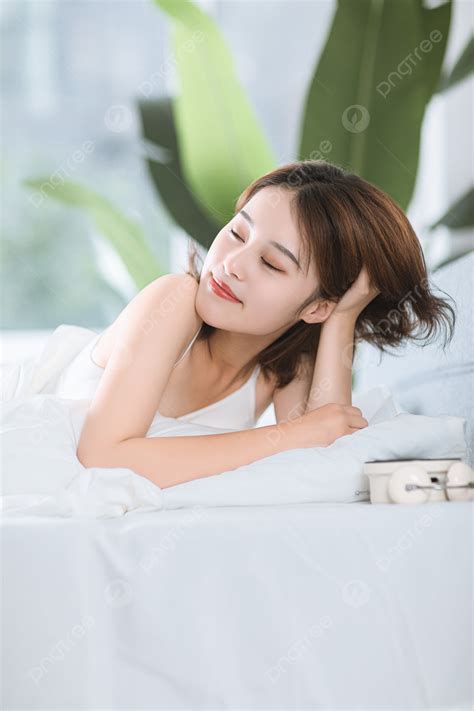 Background Foto Wanita Cantik Bangun Di Tempat Tidur Di Siang Hari Rutinitas Sehat Hukum