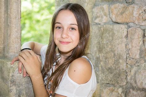 uma linda adolescente de 12 anos sorrindo para a câmera free nude porn photos