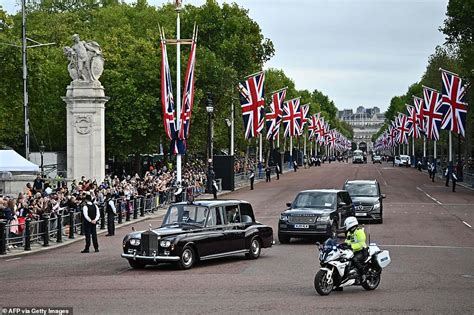 King Charles Iii Waves To Crowds As He Heads To Buckingham Palace