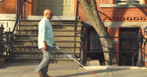la historia detrás de wewalk el bastón inteligente para ciegos que se venderá en 2019 infobae