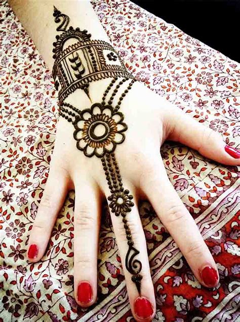This full hand mehndi design boasts of the beauteous peacock motifs on the palm. Top Simple Mehndi Designs That Are Awesome & Super Easy - WedAmor