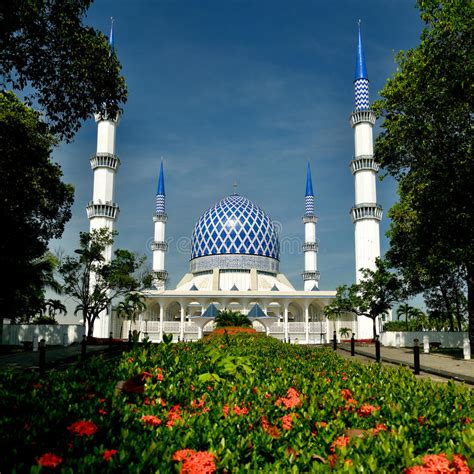 By using our shah alam trip itinerary planning website, you can arrange your visit to sultan salahuddin abdul aziz shah mosque and other attractions in shah alam. Sultan Salahuddin Abdul Aziz Shah Mosque Editorial Stock ...