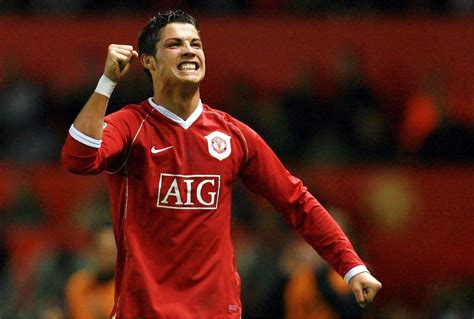 He also became the first player to score in 10. Cristiano Ronaldo volvería al Manchester United en 2021 ...
