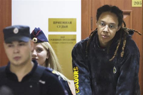 Brittney Griner Libera Lascia La Russia Scambio Di Prigionieri Con