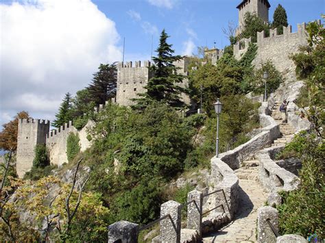 Turismo en san marino, el pequeño país en medio de italia. Fortress walls in San Marino, Italy wallpapers and images ...