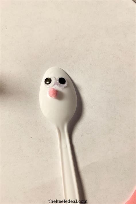Quick and Easy Plastic Spoon Bunny Craft | Bunny crafts, Easter bunny