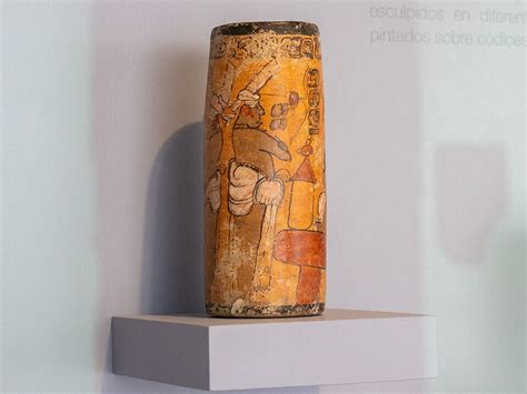 Vaso Cilíndrico De Cerámica Con Una Escena Palaciega Museo Amparo Puebla