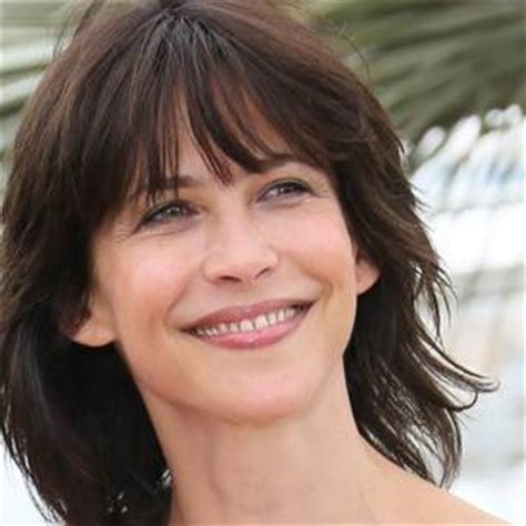 Was die haarfarbe betrifft, ist graues haar heute in mode, aber wenn sie ihre silbernen strähnen eher färben würden, dann haben sie keine angst vor. 50 jährige frau. So facettenreich ist Mode für Frauen ab ...