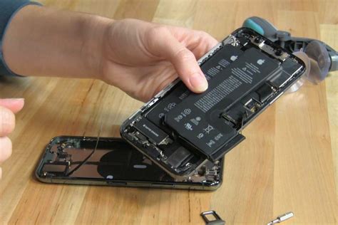 The 11 pro max has a surprisingly small motherboard. iPhone 11 Pro Max com bateria de 3969mAh | Aberto até de ...