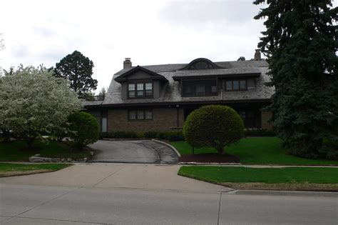 Billionaires live in mansions, right? Warren Buffett's House | It's on the same road as Kiewit ...