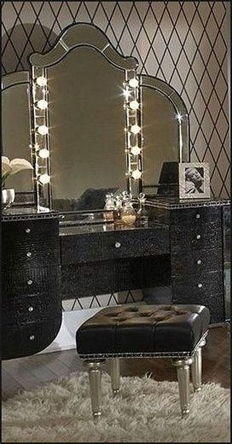 Mirrored furniture could depict an extremely glamorous appearance of your bedrooms. 20+ Best Old Hollywood Glamour Bedroom Interior Design ...