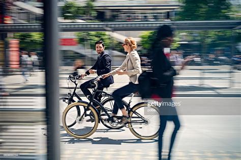 Deux Gens Daffaires À Vélo Photo Getty Images