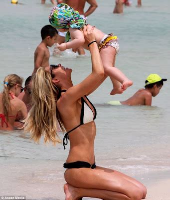 Abbey Crouch Shows Off Her Tiny Size Figure In A Monochrome Bikini As She Dotes On Sophia In
