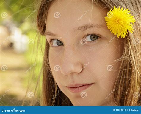Portrait De Jeune Fille D Adolescent En Parc Avec Le Pissenlit Dans Les