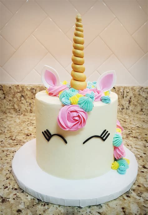 Today i made a rainbow unicorn cake using all natural ways to color the cake and buttercream. Bright Unicorn Cake - Four Oaks Bakery