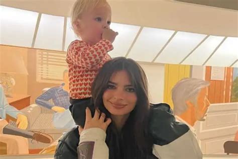 Emily Ratajkowski Coloca Filho Em Primeiro Lugar