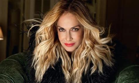 Η άννα μιλάει με τον υπάλληλο του τουριστικού γραφείου. Η πρώτη συνέντευξη της Άννας Βίσση σε ηλικία 14 ετών! Βίντεο