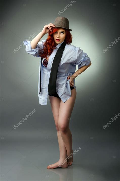 Mujer Sexy Usando Su Camisa De Amantes Y Sombrero Fedora Fotografía De