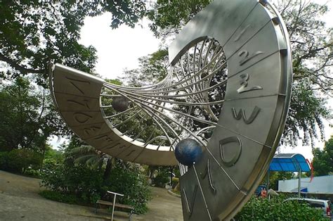 Ia merupakan bangunan berkubah biru yang terletak di puncak bukit di taman tasik di jalan perdana, kuala lumpur. My Very First Blog