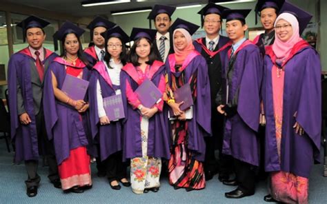 Institut pengajian tinggi awam (juga universiti awam) ialah universiti yang banyak dibiayai secara awam melalui kerajaan negara atau setempat. 10 Universiti Awam Terbaik Di Malaysia | Iluminasi