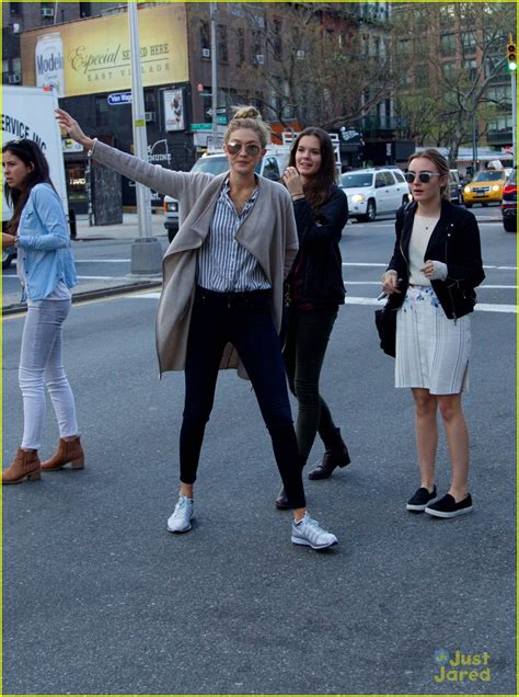 Gigi Hadid Successfully Hails A Cab In Nyc Photo 671120 Photo Gallery Just Jared Jr