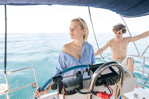 Navigation Blonde Attrayante De Femme Avec Son Bateau En Pleine Mer Image Stock Image Du