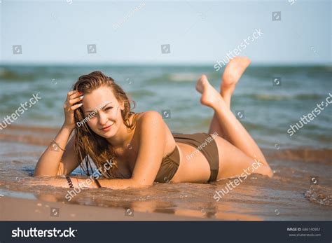 Sexy Tanned Girl Bathing Suit Lies库存照片686140951 Shutterstock