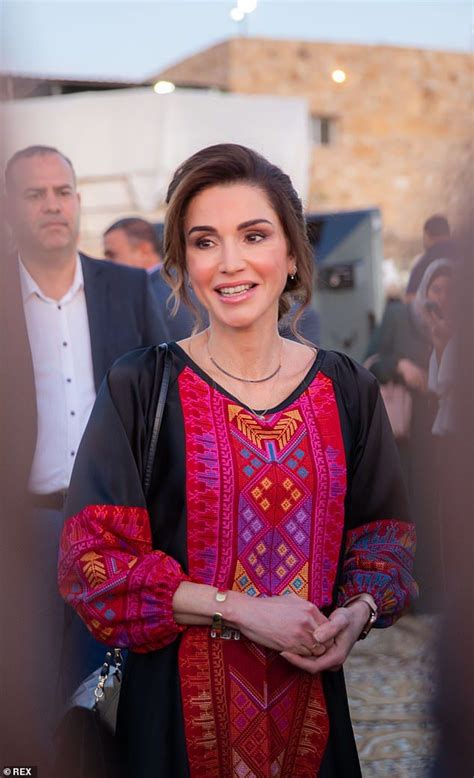 Queen Rania Of Jordan Joins A Group Of Youth Volunteers In Tafileh Artofit