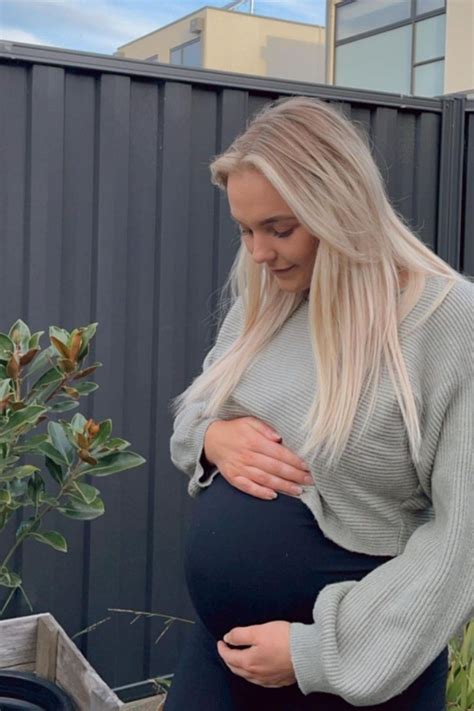 Farmer Wants A Wife S Hayley Shares Sweet Pregnancy Update New Idea Magazine
