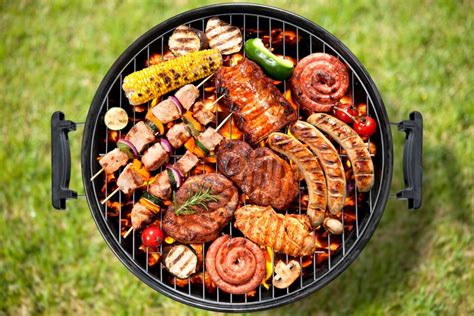 Barbecues range from basic budget grills to fully fledged garden kitchens with all the bells and whistles for a veritable summer feast. BBQ pakket 'Brinkdorp' - Uw Slager Bennie Ekkel