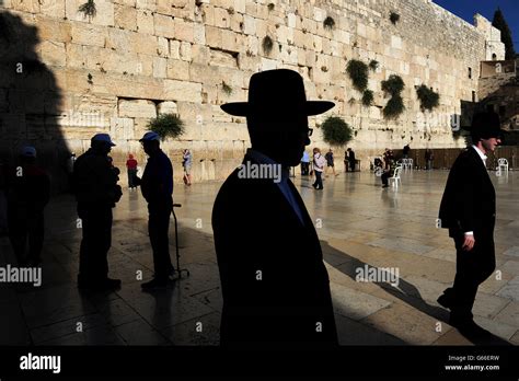 Los Judíos Ortodoxos Oran En El Muro Occidental De Jerusalén El