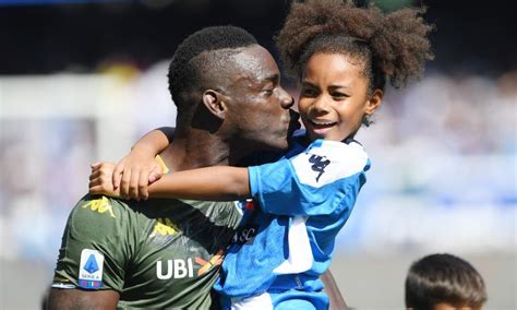 Official twitter page for mario balotelli! Notizie Napoli Balotelli Al San Paolo, In Braccio La ...