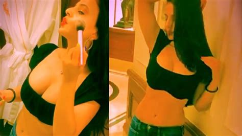Ameesha Patel Flaunts Her Flat Tummy In Crop Top In Latest Video YouTube