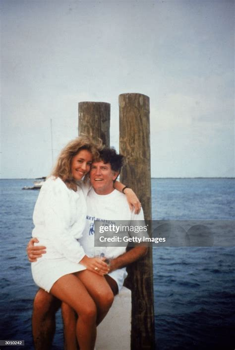 American Politician Gary Hart Sits On A Dock With Donna Rice On His ニュース写真 Getty Images