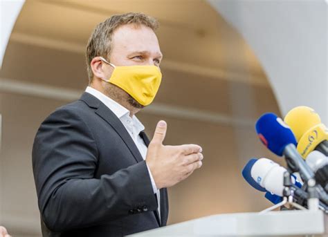 Poslanec lubomír volný ve sněmovně ve středu vyrval část řečnického pultíku, když se bránil tomu, aby byl od něj vyveden. Marian Jurečka: Poslanec Volný je magor, nevystačí si s použitím mozku a rétoriky | ČtiDoma.cz