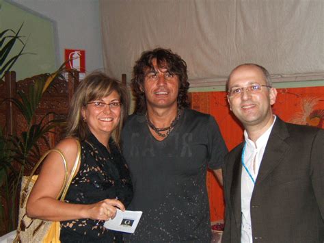 Luciano ligabue ritorna con un doppio appuntamento, esce oggi mi ci pulisco il cuore, il suo nuovo singolo estratto dall'ultimo disco di inediti. Con Luciano Ligabue, stadio Adriatico di Pescara, 6 agosto ...