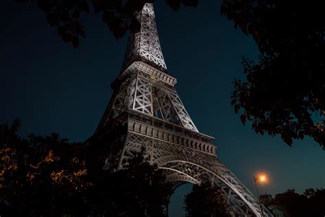 Frankreich Paris Knipst Die Lichter Am Eiffelturm Früher Aus Um Strom