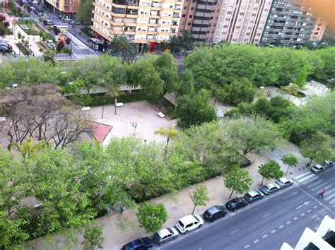 Vivienda junto a las universidades, ubicada en la avenida blasco ibañez , es muy tranquila ya que no da a la misma avenida, sino a un jardín lateral. Habitación luminosa con balcón en Avenida Blasco Ibáñez ...