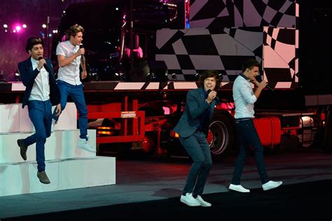 one direction sing at closing ceremony