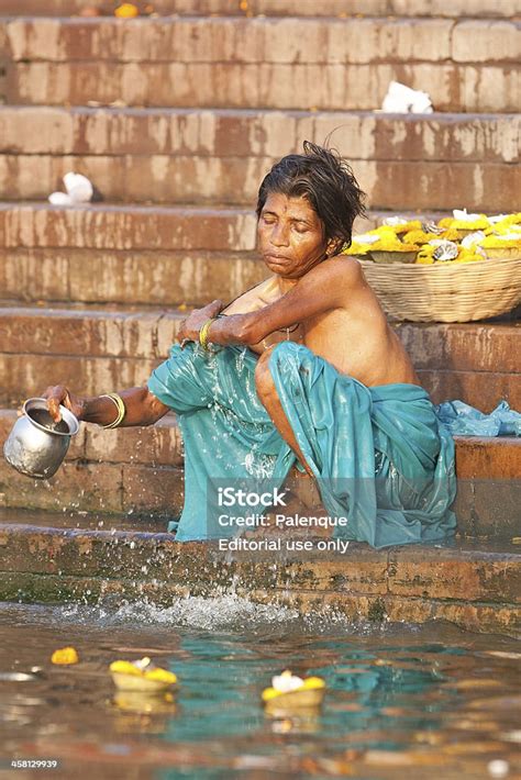 Fotografía De Hindú De Mujer Tomando La Mañana En El Río Ganges Baño Y