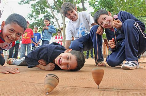 Consistía en poner a una cierta distancia una determinada cantidad de bolas dentro de un círculo y. Juego Del Trompo - Conozca Nicaragua