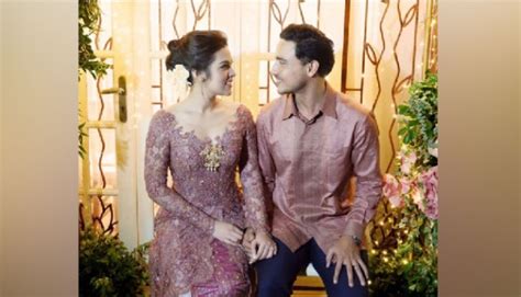 Kebaya pengantin raisa ini dirancang dengan model panjang menjuntai dengan sedikit ekor gaun. Rahasia Baju Pengantin Raisa: Kebaya, Gaun, atau Paduan ...