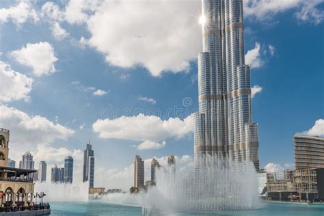Burj Khalifa Y Fuentes En El Burj Khalifa Lake Imagen Editorial