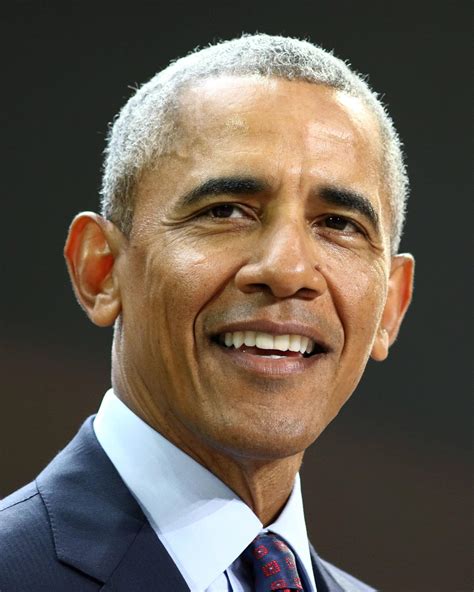 President barack obama works at the resolute desk in the oval office, oct. Barack Obama | Steckbrief, Bilder und News | GMX.AT