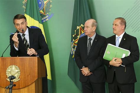 bolsonaro assina decreto de flexibilizaÇÃo a posse de arma veja o documento em sua Íntegra