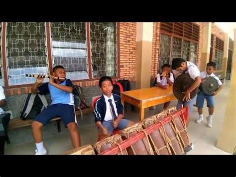 It is part of a group of languages called. Musik tradisional Batak Toba oleh Anak-anak yang berbakat musik _SMP Budi Mulia Pangururan - YouTube