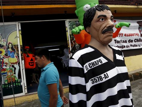 Polémicos Disfraces Máscaras De El Chapo Y Bolsas Que Simulan Ejecutados
